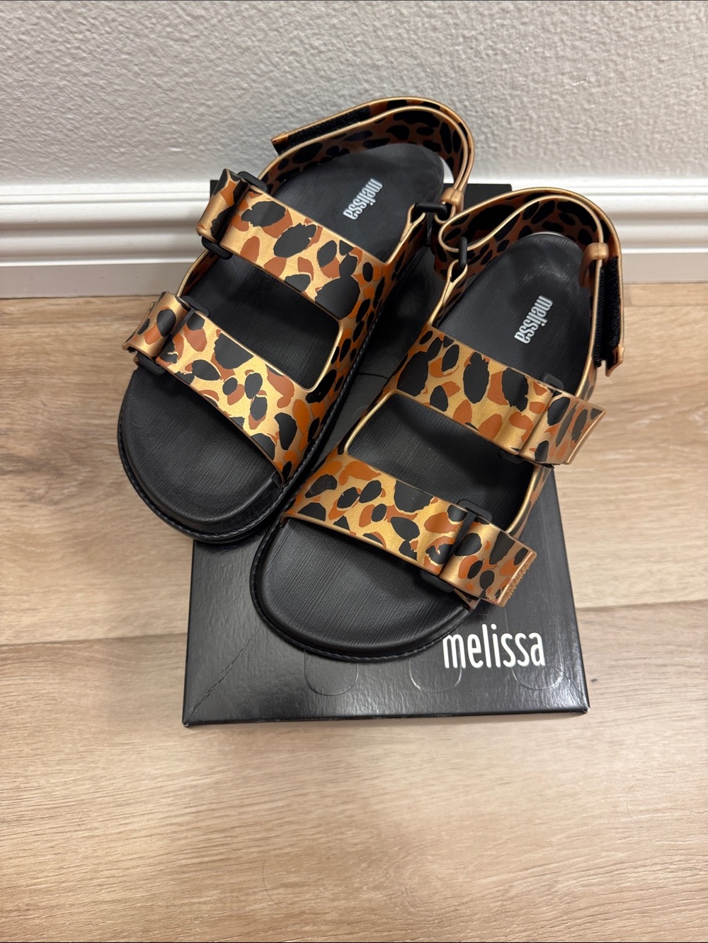 Papeteprin black/gold
Melissa shoes
No longer sold